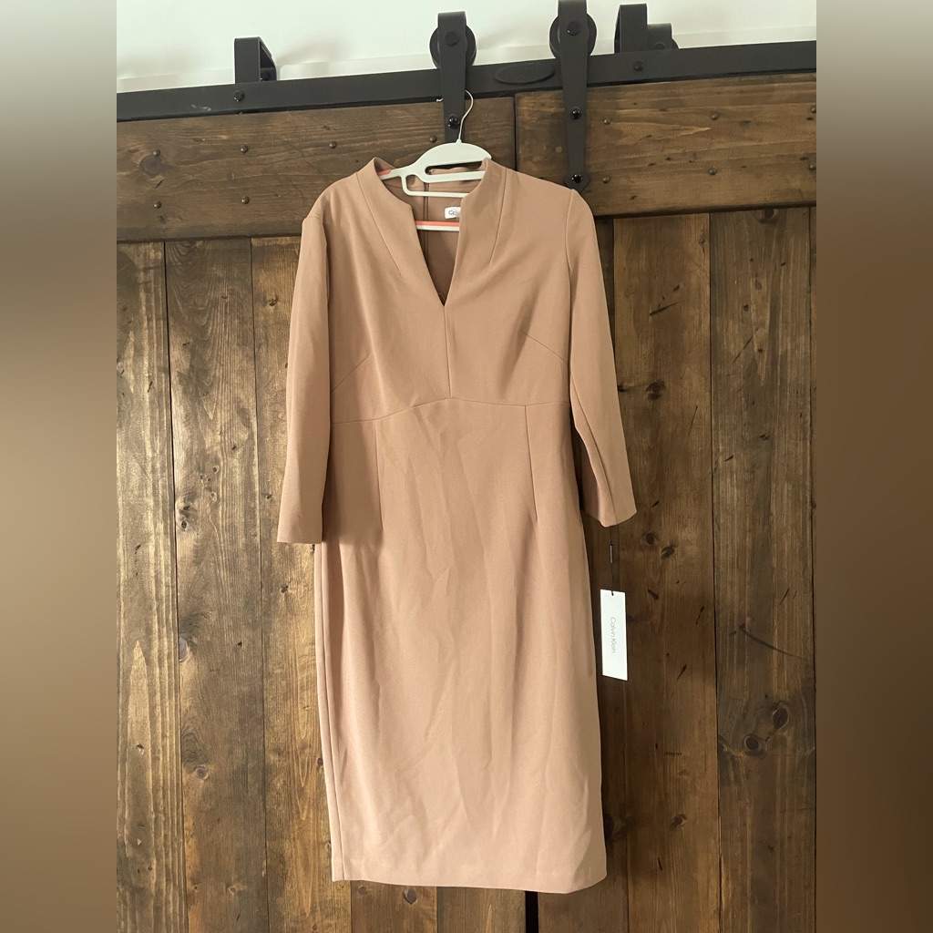 New $134 Calvin Klein Size 10 V-Neck Beige Dress